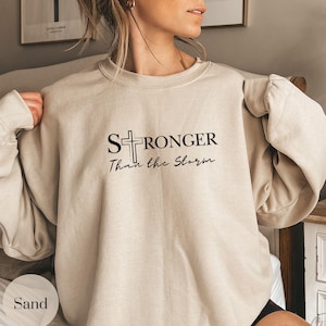Stärker als der Sturm Sweatshirt oder Hoodie | Christliche Kleidung | Auf Glaubensbasis Inspirational | Rundhalsausschnitt im christlichen Stil | Geschenk für Freund