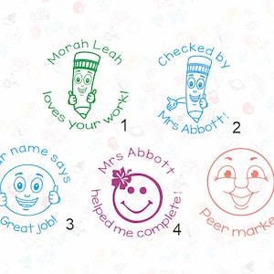 Op de afbeelding: Vijf verschillende leraren stempels met kleurrijke cartoon gezichten en tekst. De stempels zijn genummerd van 1 tot en met 5. De eerste stempel is groen en heeft een lachend potlood met de tekst "Morah Leah loves your work!" De tweede stempel is blauw en heeft een lachend potlood met de tekst "Checked by Mrs Abbott!" De derde stempel is blauw en heeft een lachend gezicht met de tekst "Your name says Great job!" De vierde stempel is paars en heeft een lachend gezicht met een bloem en de tekst "Mrs Abbott helped me complete!" De vijfde stempel is roze en heeft een lachend gezicht met de tekst "Peer marked"