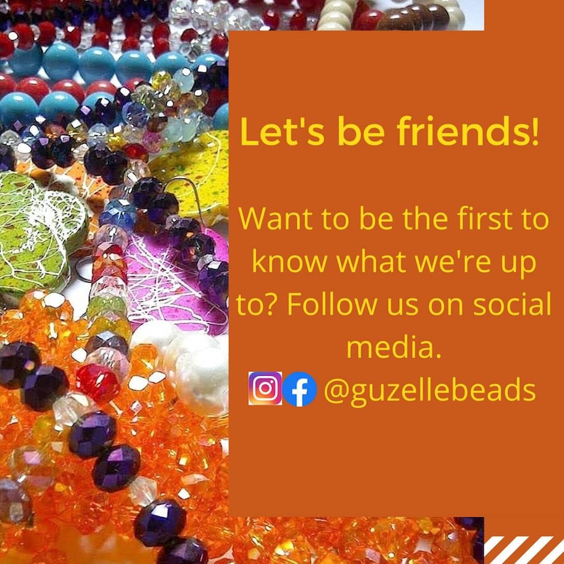 Pu&ograve; includere: Una collezione di perline in vetro sfaccettato multicolore nelle tonalit&agrave; arancione, rosso, blu e viola, insieme a forme decorate verdi e rosa. Un riquadro arancione riporta il testo: Let's be friends! Want to be the first to know what we're up to? Follow us on social media. Icone Instagram e Facebook con il nome @guzellebeads.