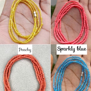 Pu&ograve; includere: Quattro collane di piccole perline in giallo etichettato Sunshine, rosa etichettato Salmon Pink, arancione etichettato Peachy e blu etichettato Sparkly blue. Ogni collana presenta una chiusura a barilotto in metallo color argento.