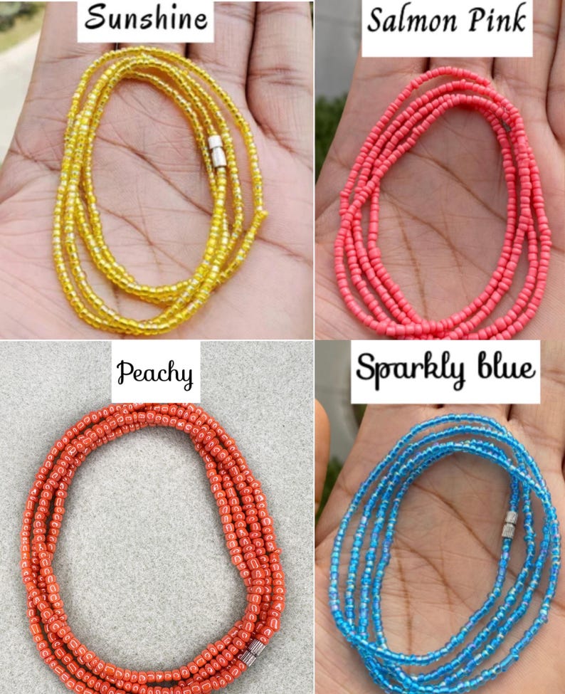 Pu&ograve; includere: Quattro collane di piccole perline in giallo etichettato Sunshine, rosa etichettato Salmon Pink, arancione etichettato Peachy e blu etichettato Sparkly blue. Ogni collana presenta una chiusura a barilotto in metallo color argento.