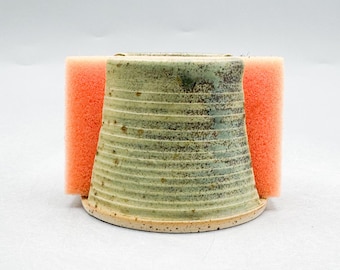 Handgjord stengodssvamphållare: Mossy Rock Green Kitchen Caddy