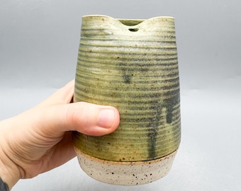 Vaso de cerámica artesanal con boquilla: Esmalte de roca musgosa, pajita de metal