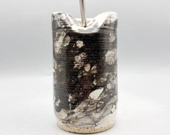 Vaso de cerámica hecho a mano: arcilla blanca moteada, pajita de metal