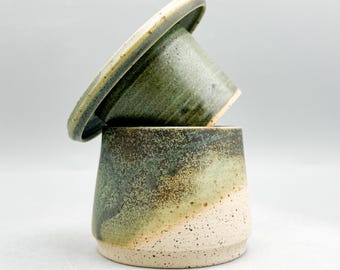 Mantequera de gres moteado hecha a mano, con esmalte color musgo, capacidad para 170 ml/5,75 oz.