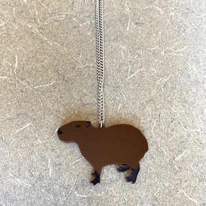 Collier Capybara, Boucles d&#39;oreilles Capy, Breloque Capybara en acrylique, Pendentif Capy, Cadeau rongeur géant, Cadeaux Capybara, Bijoux Capy en acrylique recyclé