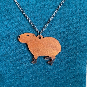 Collier Capybara, Boucles d&#39;oreilles Capy, Breloque Capybara en acrylique, Pendentif Capy, Cadeau rongeur géant, Cadeaux Capybara, Bijoux Capy en acrylique recyclé