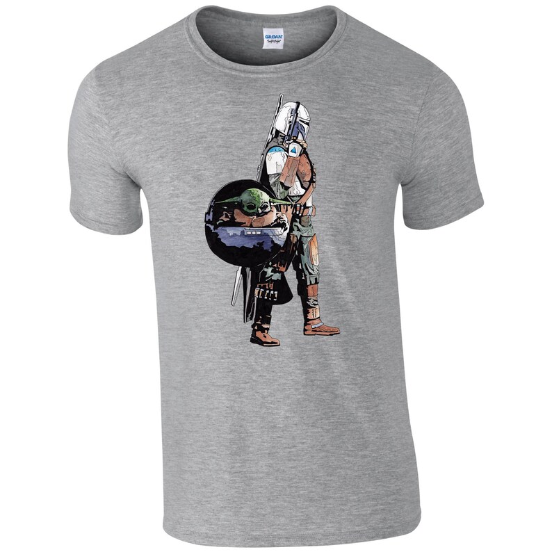 K&ouml;nnte beinhalten: Ein graues T-Shirt mit einem Grafikdruck eines Mandalorianer-Charakters aus Star Wars, der einen kleinen gr&uuml;nen Au&szlig;erirdischen, bekannt als Baby Yoda, in einer schwebenden Kapsel tr&auml;gt.