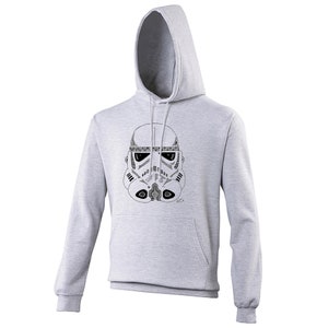 Op de afbeelding: Een grijs hoodie met een zwart-witte illustratie van een Star Wars Stormtrooper helm op de voorkant.
