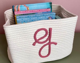 Panier cadeau initial, Panier à monogramme, Cadeau prénom personnalisé, Panier cadeau baby shower, Rangement de livres, Panier de jouets, Cadeau prénom pour bébé