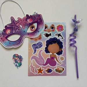 Könnte beinhalten: Ein Party-Set zum Thema Meerjungfrau mit einer lila-rosa Maske mit Seesternen, einem Bogen mit Meerjungfrau-Aufklebern und einem lila Strohhalm mit glitzerndem Schwanz. Das Set enthält verschiedene Aufkleber zum Thema Meerjungfrau.