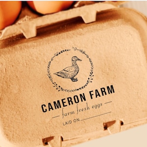 Tampon pour boîte d'oeufs personnalisé avec nom de la ferme : poulet, canard, caille pour oeufs frais | Étiquette de ferme, cadeau de ferme d'arrière-cour, idée de fête des mères