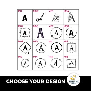 Pode incluir: Uma grelha de 16 designs de monogramas diferentes que apresentam a letra A em v&aacute;rios estilos. Os designs incluem uma A simples, uma A de escrita, uma A com acentos florais, uma A com um bal&atilde;o de fala e uma A com uma moldura. Os designs s&atilde;o etiquetados com os n&uacute;meros M01 a M16.