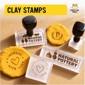 Peut inclure: Tampons en acrylique transparent pour argile avec des manches en bois noir. Les motifs incluent le texte "NAURAL POTERY" avec des icônes de poterie, "NATURAL POTTERY" avec des icônes de poterie et "HANDMADE WITH LOVE" avec un cœur.