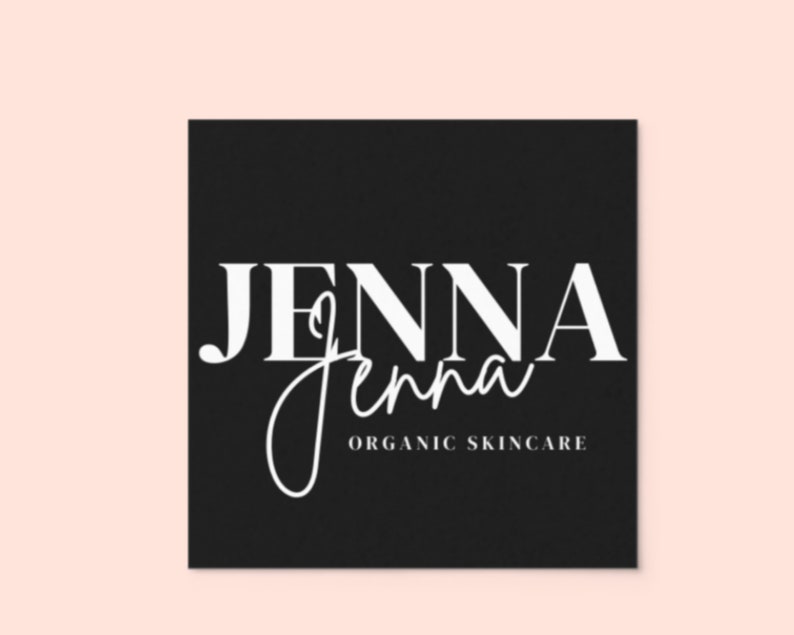 Puede incluir: Cuadrado negro con el texto blanco &laquo;&nbsp;JENNA&nbsp;&raquo; en fuente serif por encima de &laquo;&nbsp;Jenna&nbsp;&raquo; en fuente cursiva, y &laquo;&nbsp;ORGANIC SKINCARE&nbsp;&raquo; debajo. El fondo es rosa claro.