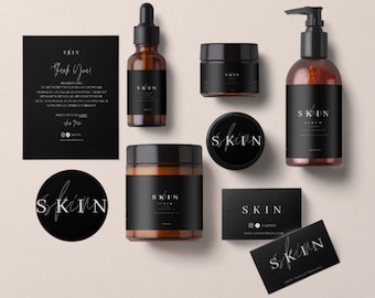 Pode incluir: Uma coleção de produtos para a pele com um design minimalista. O conjunto inclui frascos e potes de vidro âmbar com rótulos pretos e a palavra "SKIN" em branco. Um cartão de agradecimento e cartões de visita também estão incluídos.