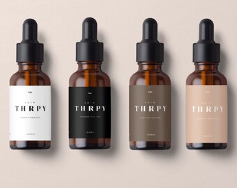 Puede incluir: Cuatro frascos cuentagotas de vidrio ámbar con tapas negras y etiquetas. Cada etiqueta dice "SKIN THRPY" en blanco, con "PREMIUM SKIN CARE" debajo. Las etiquetas son blancas, negras, marrones y beige. Los frascos son probablemente para productos para el cuidado de la piel.