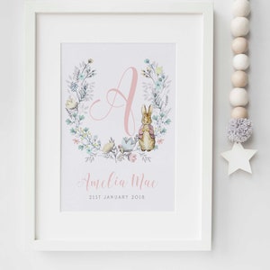 Impresión de foto de Peter Rabbit Beatrix Potter con inicial floral personalizada para bebé, nombre de bebé, guardería, nacimiento, regalo de bautizo, sin marco