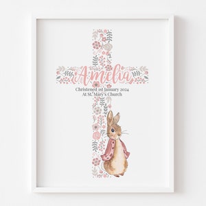 Póster con foto de nacimiento personalizada con el nombre del bebé, cruz floral de bautizo de Beatrix Potter, Peter Rabbit, sin marco