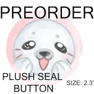 Pode incluir: Um botão de pelúcia de foca branca com fundo rosa. A foca tem olhos grandes e expressivos e uma boca sorridente. O texto na parte superior diz "PREORDER", e abaixo, "PLUSH SEAL BUTTON". O tamanho é de aproximadamente 5,8 cm.