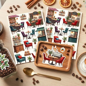Op de afbeelding: Een stilleven met koffie-thema stickers, koffiebonen, een pot, een gouden lepel en een kopje koffie met latte art. De stickers tonen cafés met tafels, stoelen en koffiemachines. Kaneelstokjes en gedroogde sinaasappelschijfjes zijn ook aanwezig.