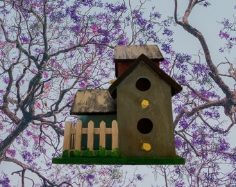 Casa de passarinho de madeira pintada à mão: presente decorativo para amantes de pássaros ao ar livre