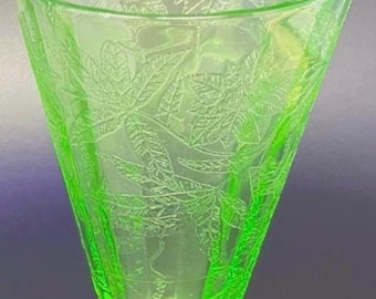 Vaso de limonada vintage con base de uranio verde, vidrio Jeannette con estampado floral/de flor de Pascua
