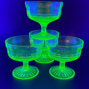 Peut inclure: Un ensemble de trois tasses en céramique avec une finition mate et mouchetée. Les tasses sont de couleur crème, gris clair et gris foncé. Chaque tasse a un design simple et minimaliste et une anse arrondie. Les tasses sont empilées.