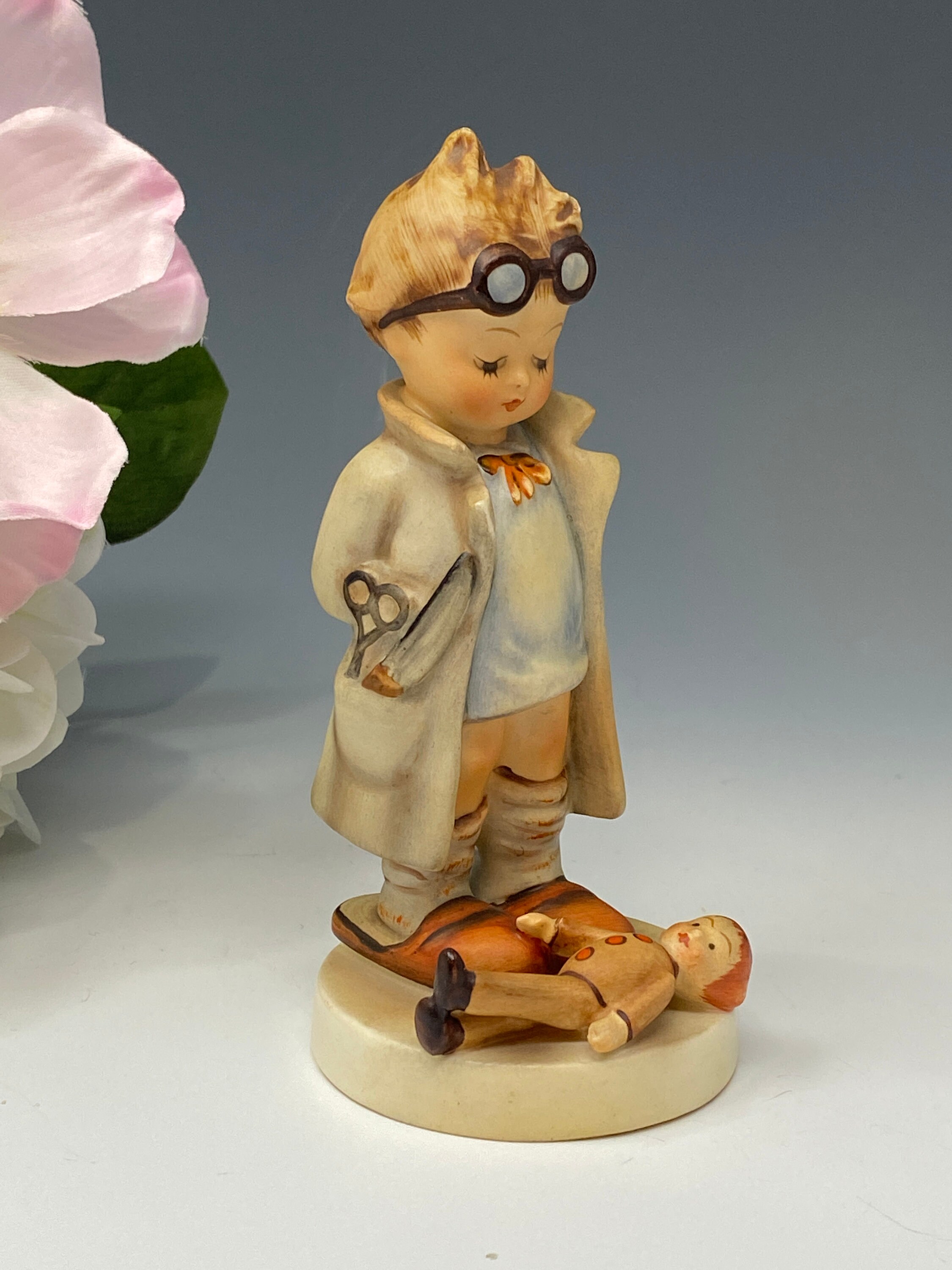 Goebel社製 Hummel フィギュア「Doctor」#127 Hummel 