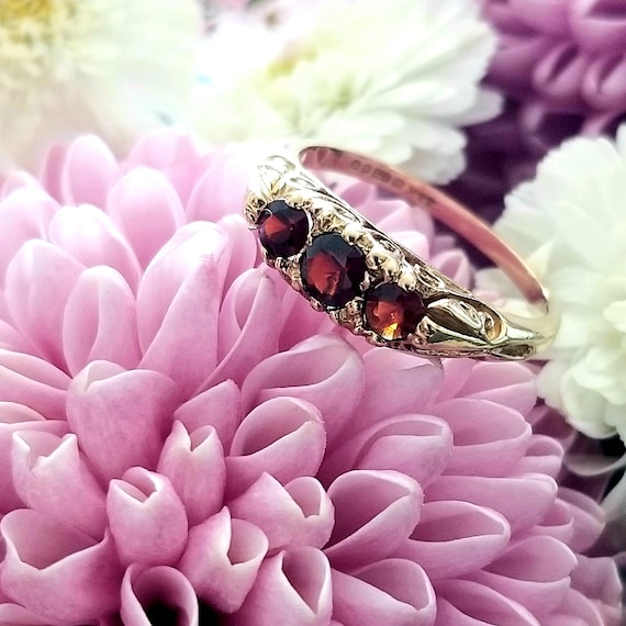 Vintage 9k Antique Style Garnet Ring - image 1