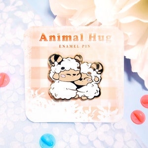 Alfinete de esmalte de abraço de ovelha, enchimento de placa de alfinetes fofo, alfinete de esmalte duro de ovelha, arte de animais abraçados kawaii, presente para ela, decoração de acessório de mochila