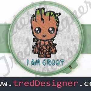 Könnte beinhalten: Stickerei mit einem grünen Comic-Charakter mit dem Text "I AM GROOT" auf weißem Hintergrund. Das Design befindet sich in einem grünen Stickrahmen.