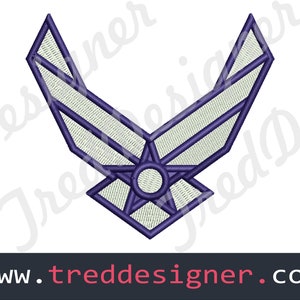 Puede incluir: Un parche bordado que representa el emblema de la Fuerza Aérea de los Estados Unidos. El emblema es un ala estilizada con una estrella en el centro, en morado y blanco.