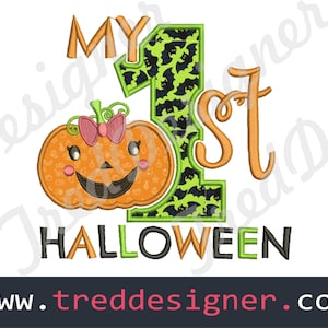 Puede incluir: Diseño bordado con una calabaza naranja sonriente con un lazo rosa, el texto "MY 1st HALLOWEEN" y un número uno verde lleno de murciélagos negros. El diseño está sobre un fondo blanco.