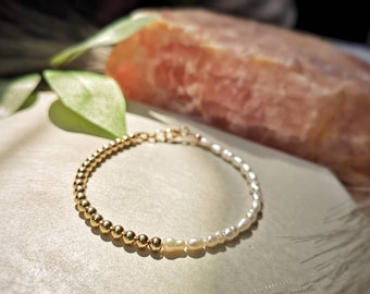 Dainty Gold Bracelet - Pearl & Gold Bracelet \ Fine Jewelry \Handmade Gold Filled and Freshwater Pearl Bracelet - Gift for Mom, Sister, Wife