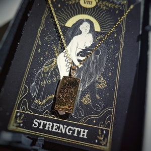 Collana con carte dei tarocchi \ catena riempita in oro 14k e ciondolo placcato in oro \ regalo spirituale da strega \ collana con ciondolo \ Il sole \ La forza