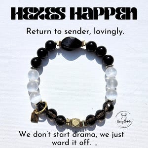 Puede incluir: Pulsera de cuentas con piedras de cuarzo negro, transparente y ahumado. La pulsera tiene un dije y detalles dorados. El texto de la imagen dice "HEXES HAPPEN", "Return to sender, lovingly." y "We don't start drama, we just ward it off."