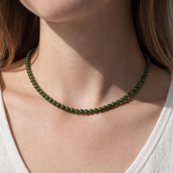 Collier en jade néphrite canadien, fermoir en or 14 carats, fil de soie verte