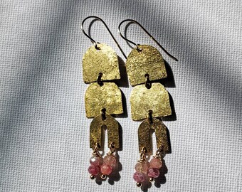 Pendientes de piedras preciosas hechos a mano / Pendientes boho de oro y latón / Regalo de esposa de mamá hermana / Pendiente único con textura de turmalina y seda