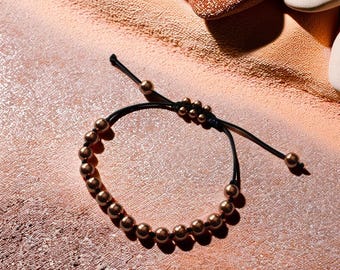 Pulseira de contas de cobre bruto feita à mão: nó de macramê ajustável