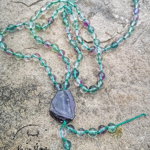Mala de fluorita de 108 cuentas con foco de amatista, anudado a mano en cordón verde esmeralda, collar de meditación para equilibrio y claridad