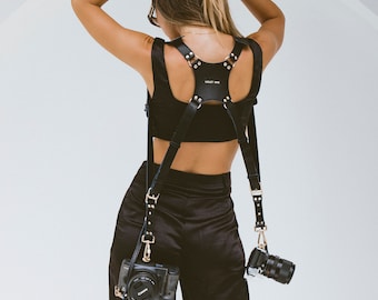 Der Leila Dual Camera Harness, Schwarz und Gold Stylischer Kamera Harness, Veganes Leder