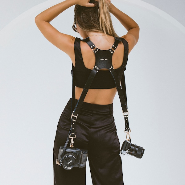 Der Leila Dual Camera Harness, Schwarz und Gold Stylischer Kamera Harness, Veganes Leder