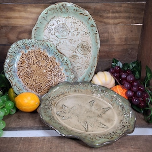 Plat ovale en céramique, Plateau à fromages et craquelins, Plat des bois, Assiette apéritif, Plat apéritif, Poterie faite main, Assiette faite main, Assiette ovale