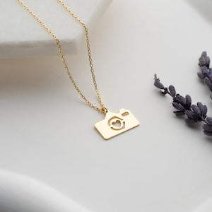 Minimalist Camera Necklace, Delicate Heart Camera Necklace, Dainty Camera Pendant, Tiny Camera Charm Necklace with Heart, Photographer Gift