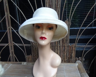 CHAPEAU EN RAPHIA BETMAR DES ANNÉES 1960 - chapeau à bord retroussé en raphia blanc Audrey vintage.
