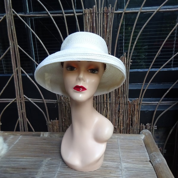 CHAPEAU EN RAPHIA BETMAR DES ANNÉES 1960 - chapeau à bord retroussé en raphia blanc Audrey vintage.