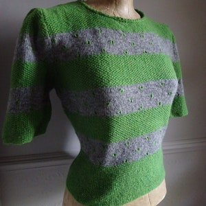 1940er Jahre HANDSTRICKPULLOVER- Grau und grasgrün mit grün gestickten Löchern überall. 100% reine Wolle