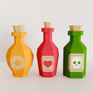 Puede incluir: Tres botellas de poción coloridas con tapones de corcho. Las botellas son amarillas, rojas y verdes, cada una con una etiqueta única con una estrella, un corazón y una calavera. Las botellas están diseñadas con formas geométricas.