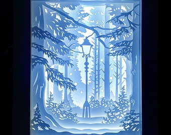 Straatlantaarn in het bos, dennenbosschaduwdoos, papier gesneden lichtbak